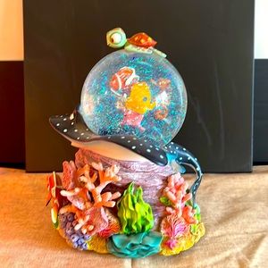 Finding Nemo globe “ over the waves “ musical and animated snow globe.